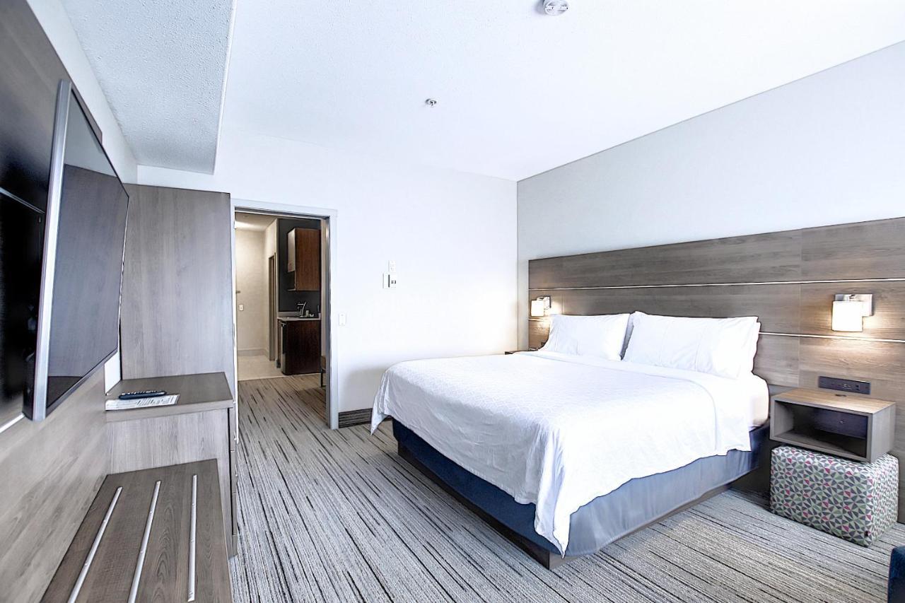 Holiday Inn Express Airport Calgary By Ihg Экстерьер фото