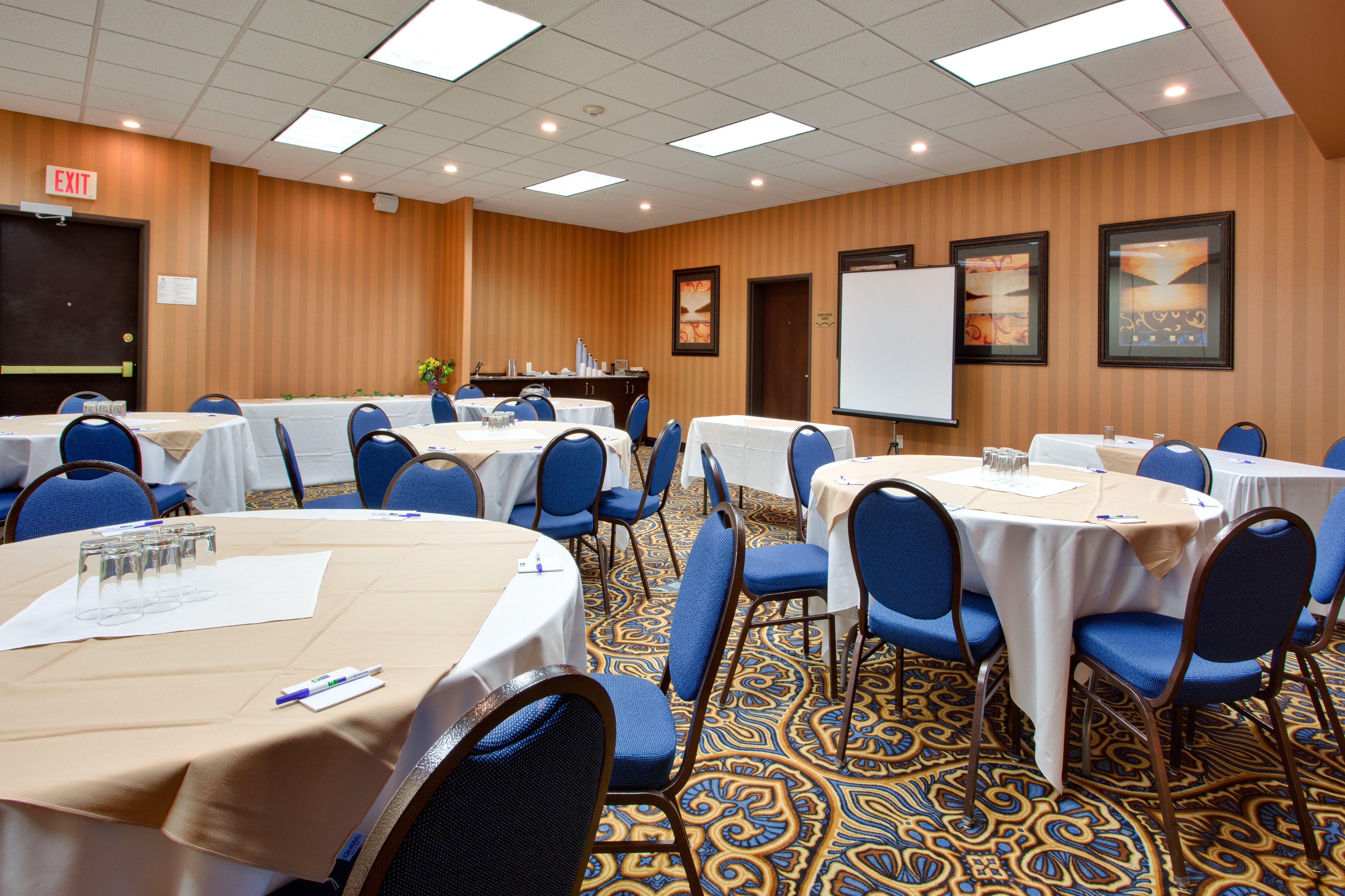 Holiday Inn Express Airport Calgary By Ihg Экстерьер фото