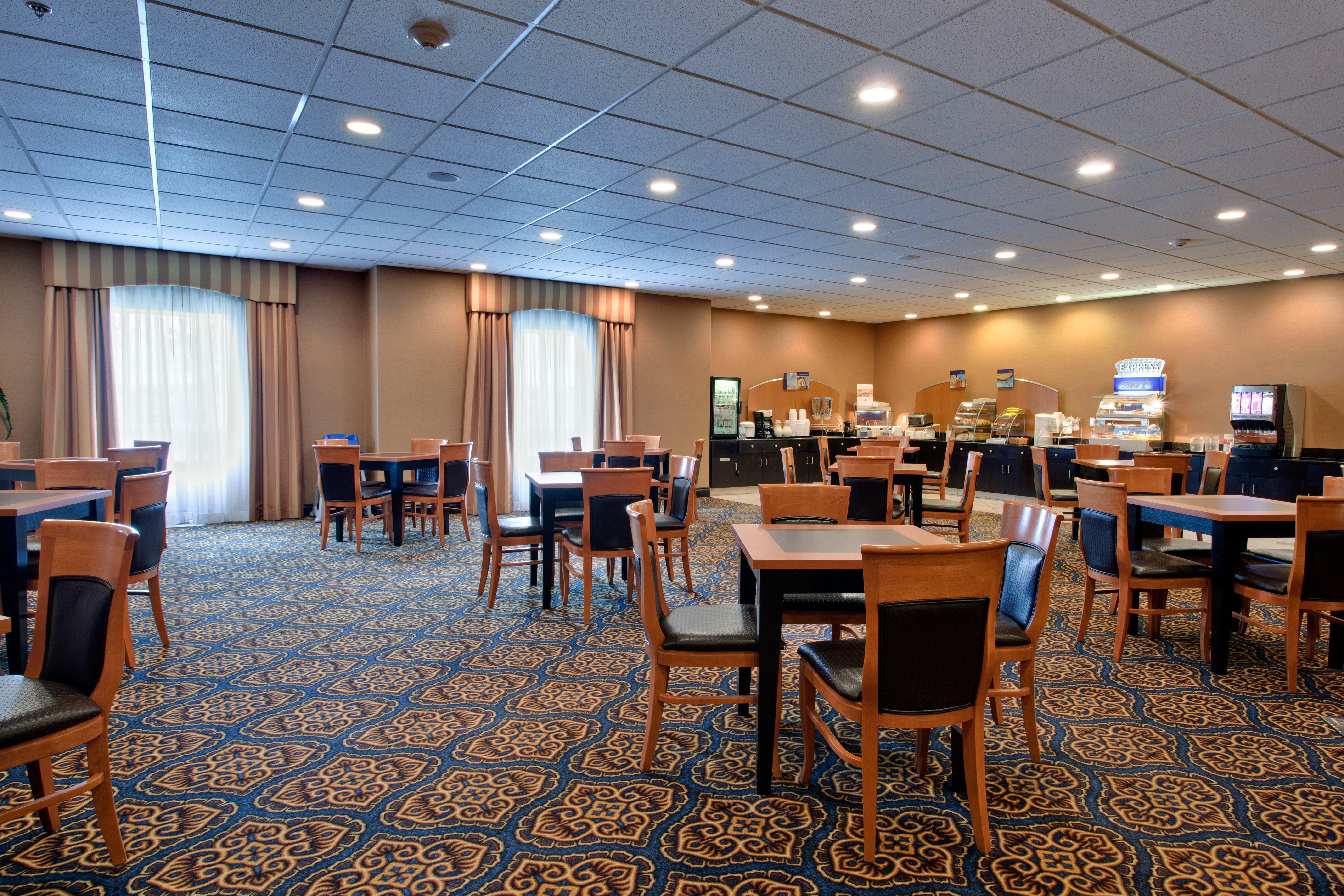 Holiday Inn Express Airport Calgary By Ihg Экстерьер фото