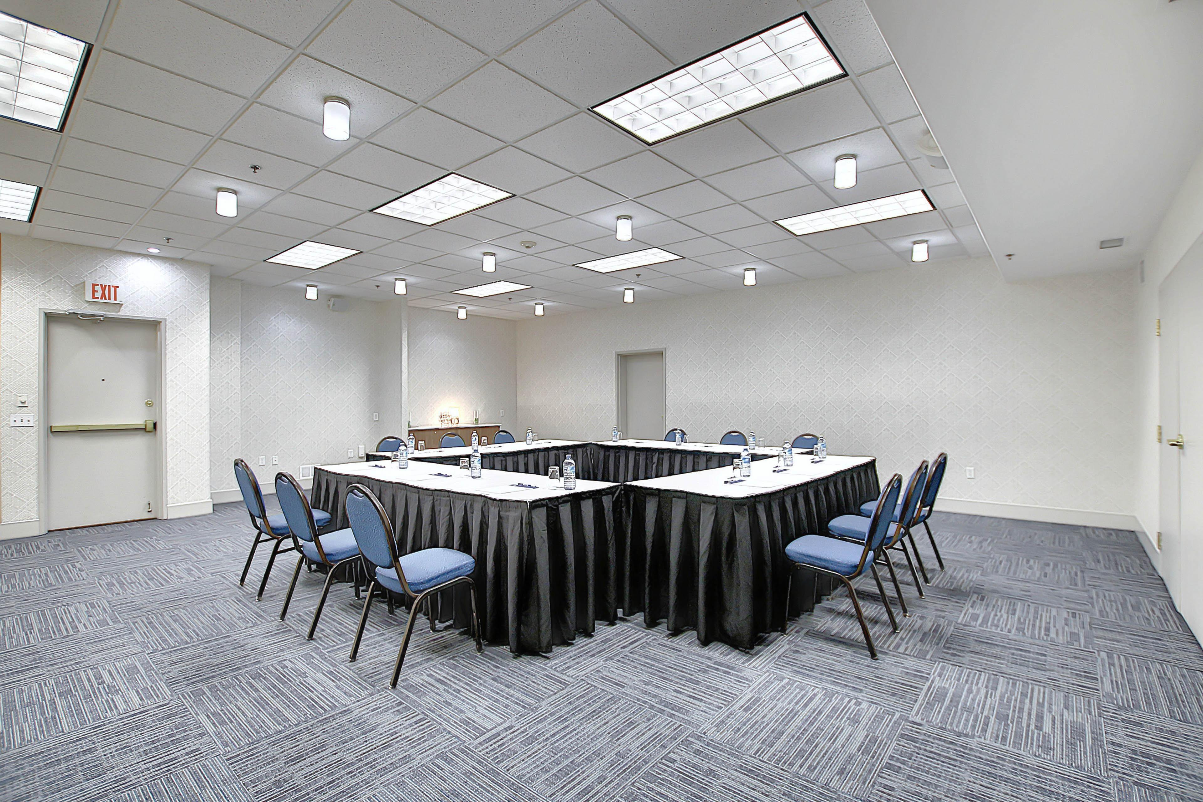 Holiday Inn Express Airport Calgary By Ihg Экстерьер фото