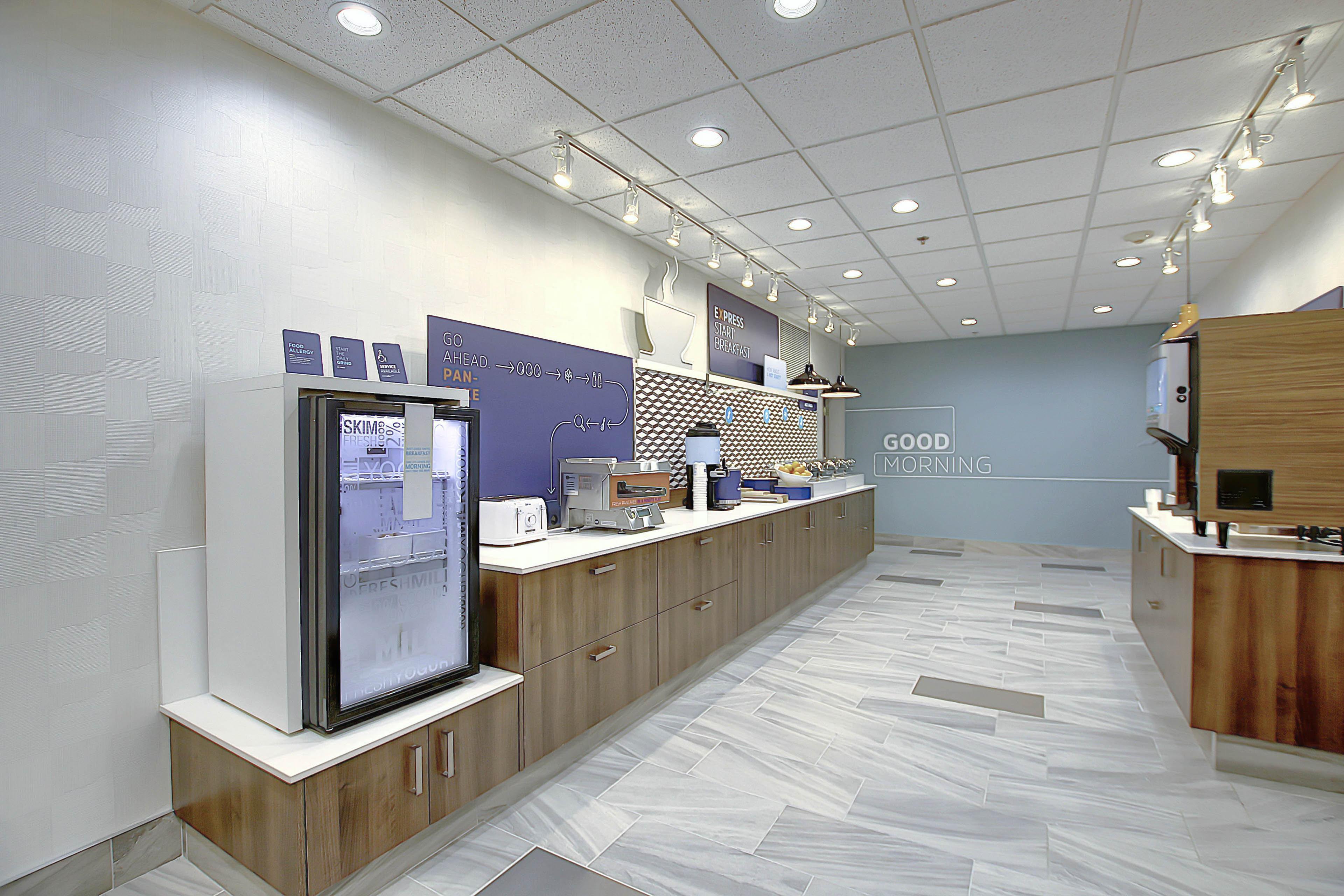 Holiday Inn Express Airport Calgary By Ihg Экстерьер фото