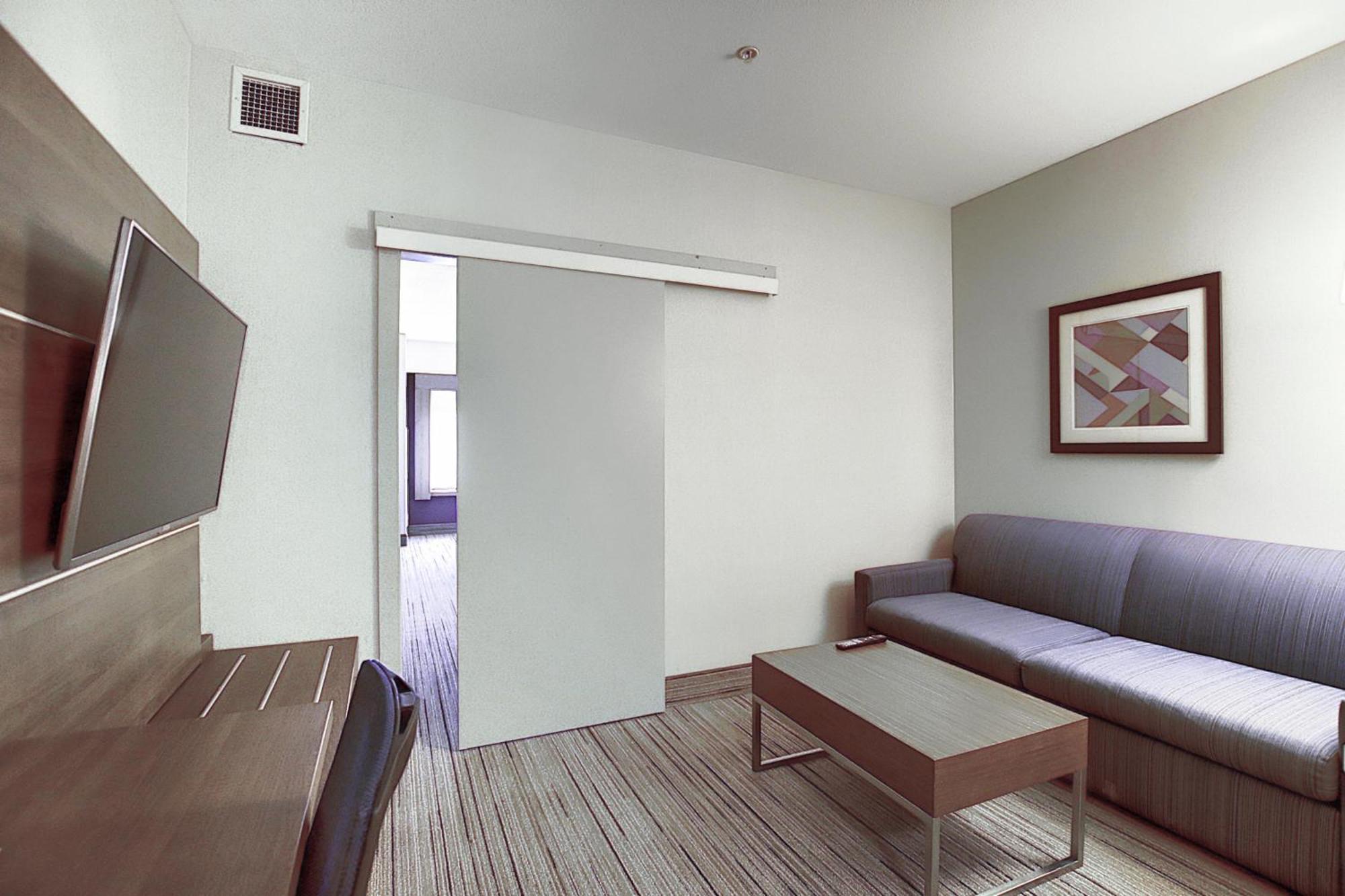 Holiday Inn Express Airport Calgary By Ihg Экстерьер фото