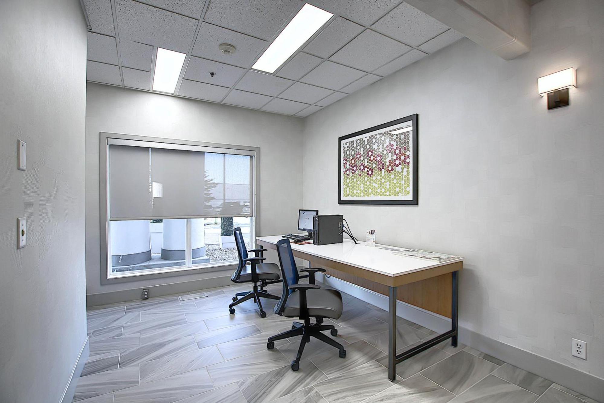 Holiday Inn Express Airport Calgary By Ihg Экстерьер фото